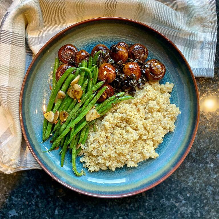 balsamic mushrooms with quinoa and garlicky green beans