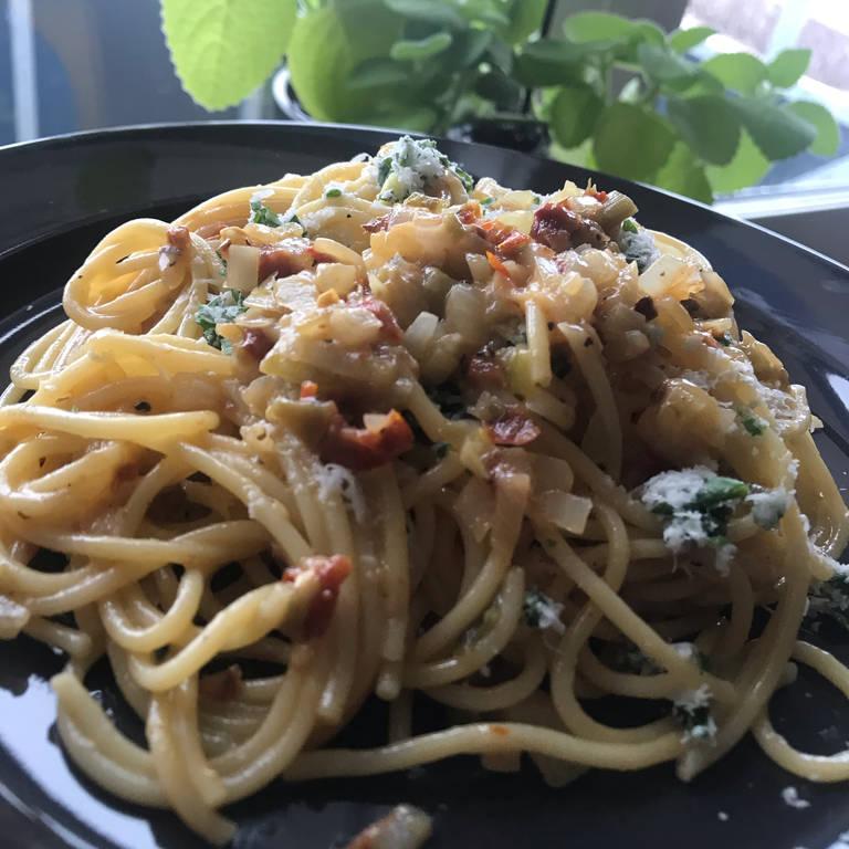 vegetarian carbonara with dry tomatoes in oliva oil