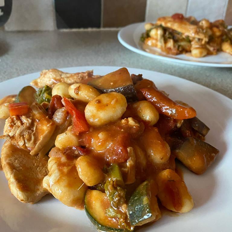 Gnocchi with chicken, tomato and vegetables