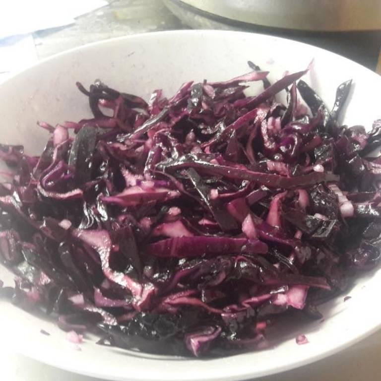 Fast red cabbage salad