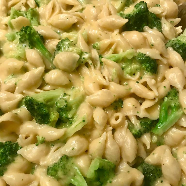 Cheesy broccoli Mac and cheese