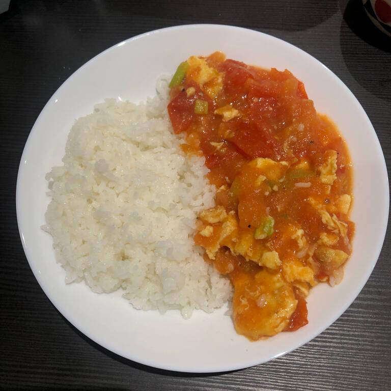 scrambled egg with tomato over rice