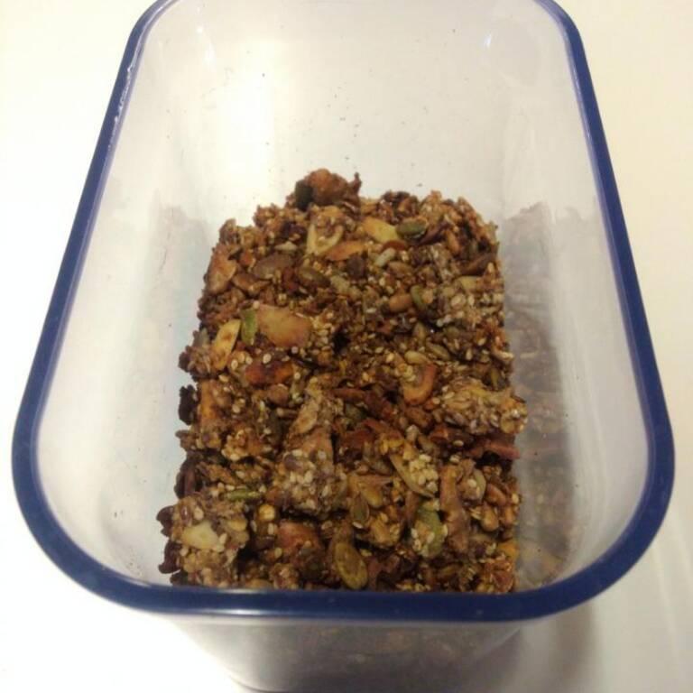 Pear and nuts granola