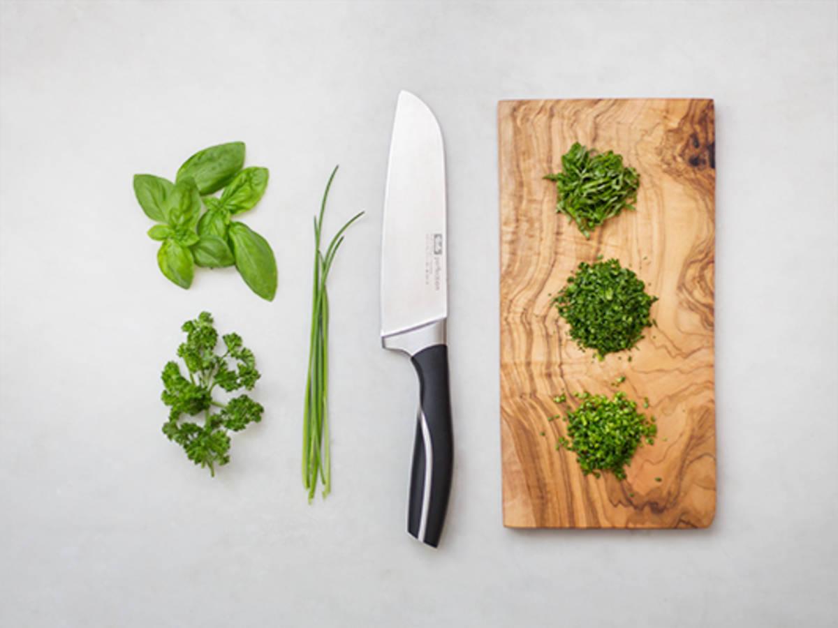 how-to-chop-green-herbs