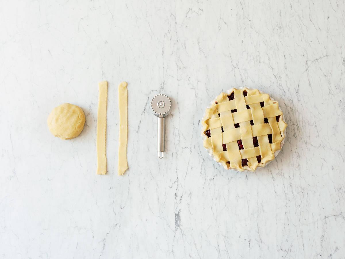 how-to-crimp-and-lattice-pie-dough-de