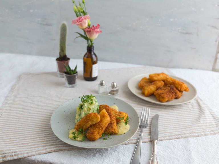 Fish fingers with mashed potatoes and remoulade