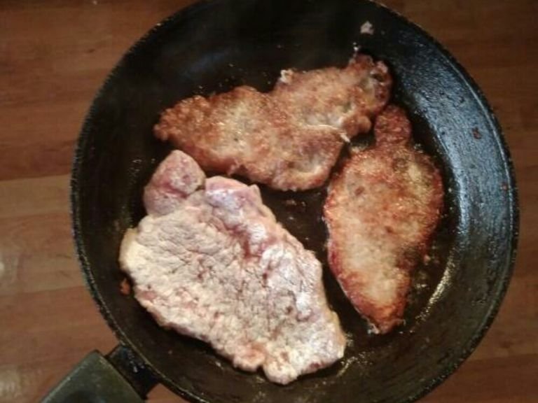 Meanwhile, fry the first slice of meat in a pan.