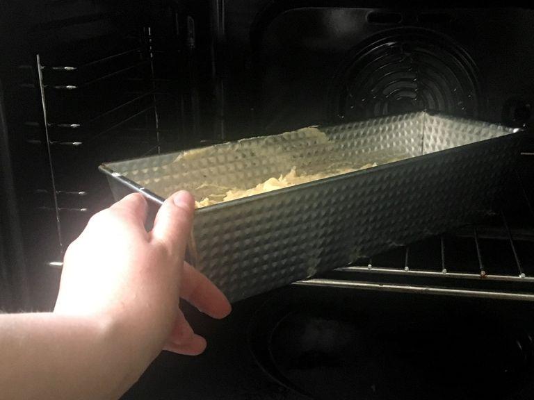 Den Teig in die Kuchenform füllen und für etwa 50 Min. backen, bis er goldbraun ist. Nach dem Backen kurz in der Form abkühlen lassen und dann auf ein Kuchengitter stürzen.