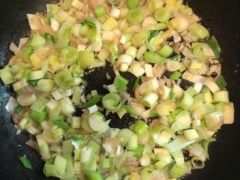 Chop the onions and the leek and fry them for 5 minutes in hot olive oil