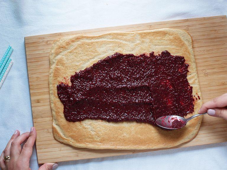 Take cake out of the oven and turn onto a clean kitchen towel. Remove parchment paper and, if necessary, turn cake so that the smooth side faces downwards. Coat cake with chia-raspberry jam. Use kitchen towel to roll up the cake tightly.