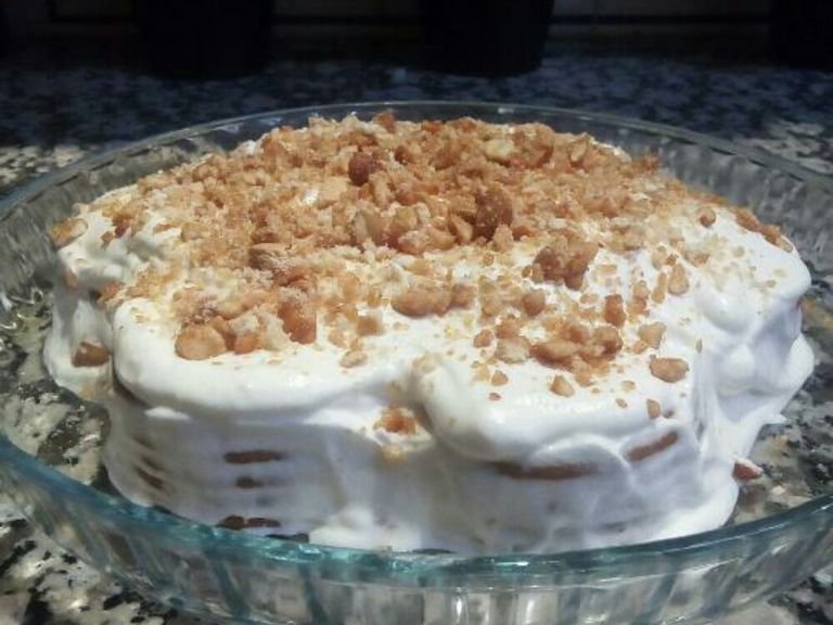 Start by putting the cream and sugar in a bowl and beat until it is whipped. Pass the cookies in the coffee and make layers, one of biscuit and another of whipped cream. Finish with whipped cream on the whole cake and place grated crackers on top.