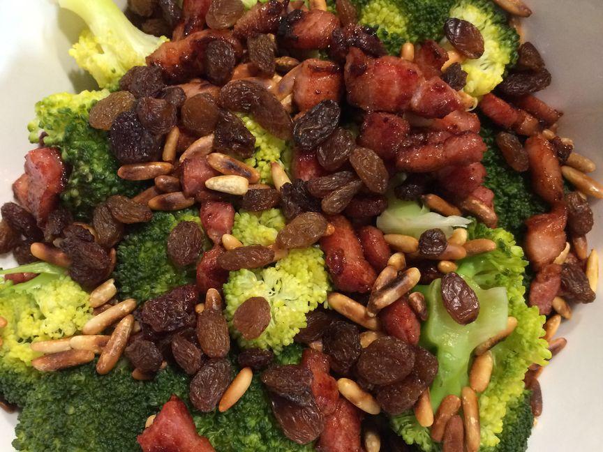 Easy and tasteful broccoli bacon salad