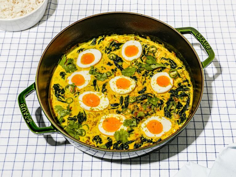 Wachsweiche Eier und Schwarzkohl in cremiger Kurkuma-Soße