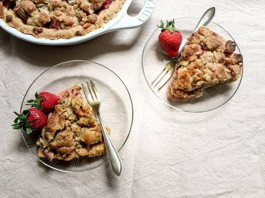 Gingered strawberry-rhubarb pie with crumb topping