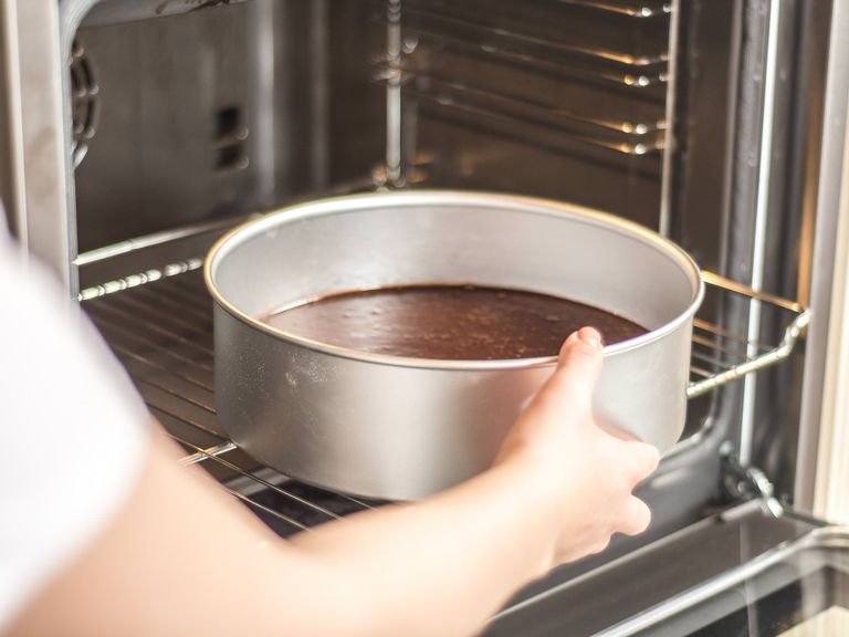 Im vorgeheizten Ofen bei 180°C für ca. 30 Min. backen. Den fertigen Kuchen ca. 10 Min. auskühlen lassen, bevor man ihn aus der Springform nimmt. Nach Belieben mit Puderzucker und Schlagsahne servieren.