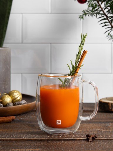 Warm and spicy apple-carrot juice