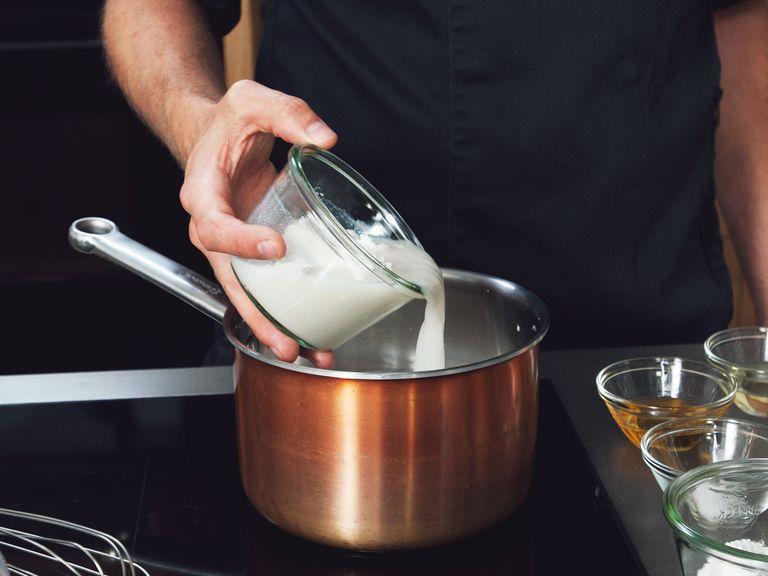 Reismilch und Kokosmilch in einen Topf geben und auf mittlerer bis hoher Hitze zum Kochen bringen.