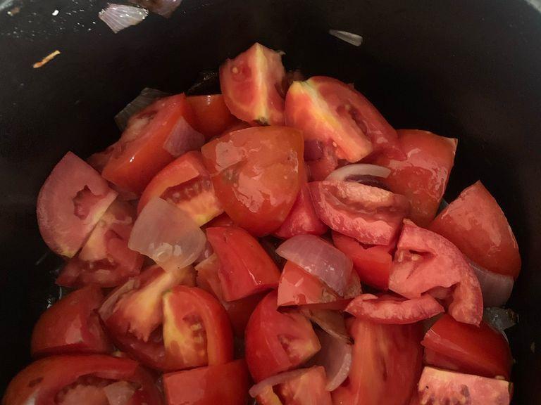 In einem Topf das Olivenöl erhitzen und die Zwiebeln andünsten. Die Tomaten dazugeben und auch andünsten, bis der Sud verkocht ist. Den Oregano dazugeben.