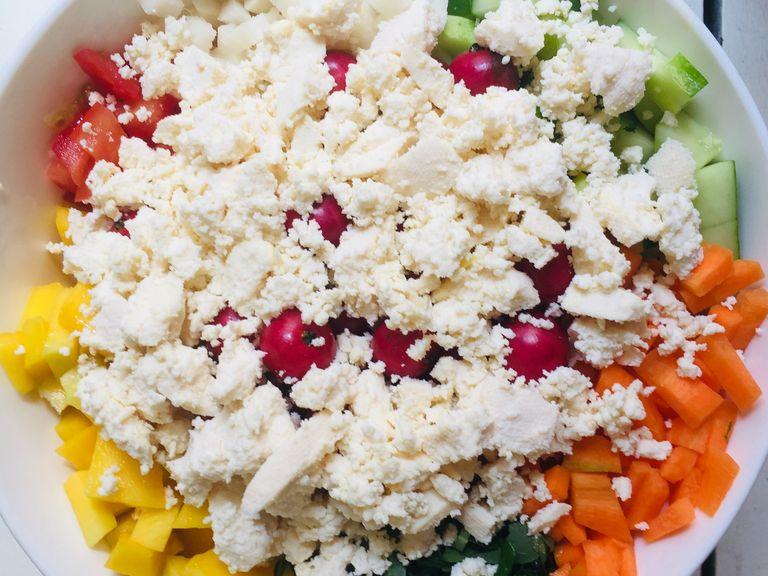 Chop the ricotta cheese into small pieces and add to the salad bowl.