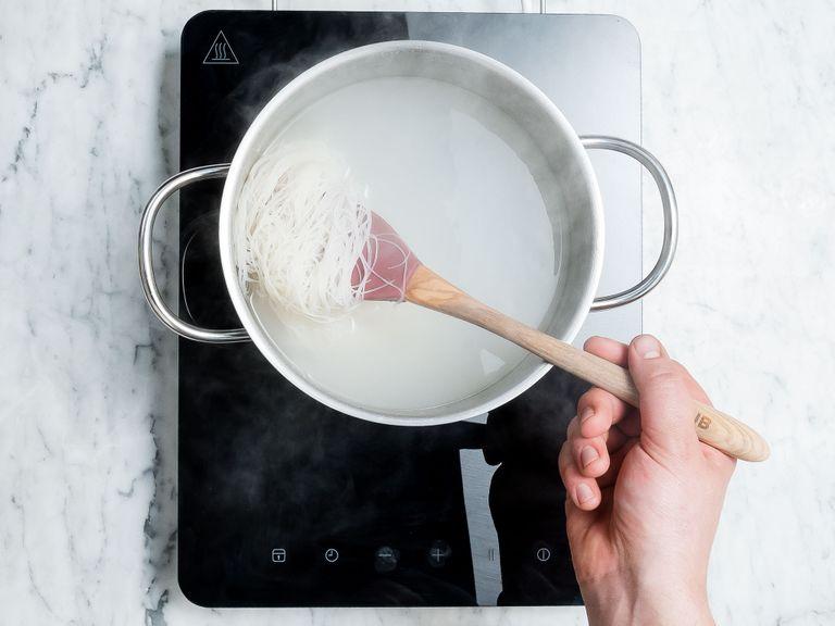 Einen großen Topf mit gesalzenem Wasser zum Kochen bringen. Reisnudeln ca. 3 Min. kochen und anschließend abgießen.