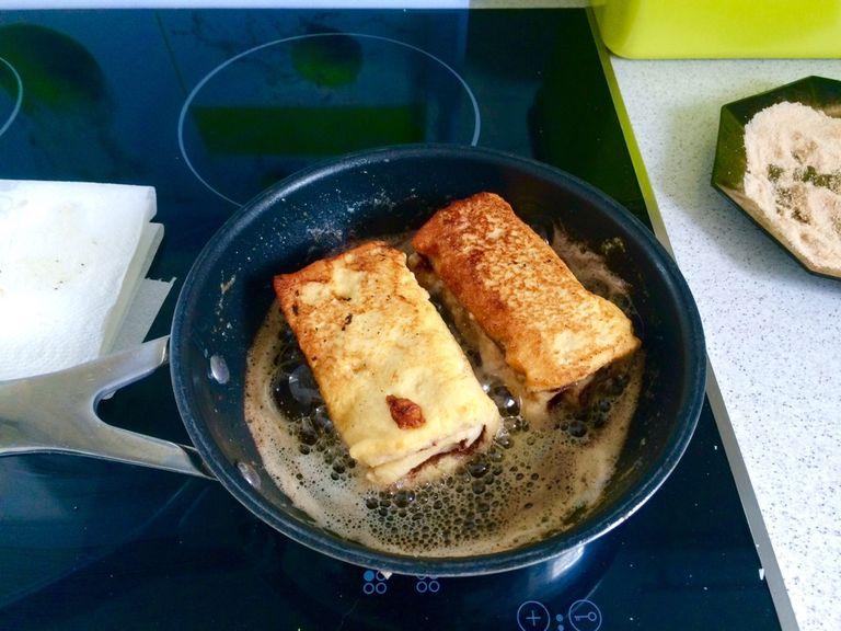 Combine sugar and cinnamon. Fry sandwich bread on all sides in butter until golden, briefly pat dry on paper towels, then quickly roll in sugar-cinnamon-mixture.