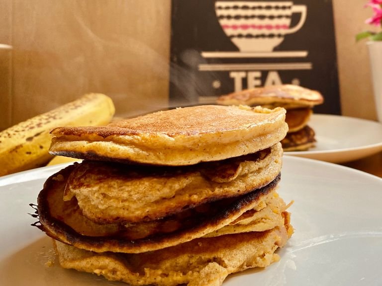 When they are ready, you can spread some cinnamon and honey on top, as well as cut a banana into slices! Enjoy and post a picture with your guilt-free pancakes❤️❤️