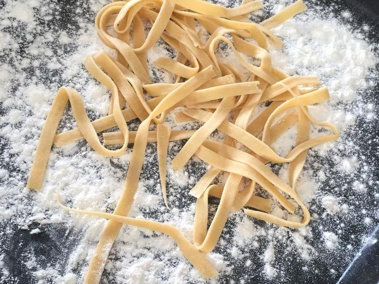 dust a pan with a bit of flour and toss the pasta into it. Make sure to coat the pasta with flour as well, to prevent it to stick to itself. (Quick tip: if your dough is more on the sticky side, you might need to coat it with flour while rolling it)