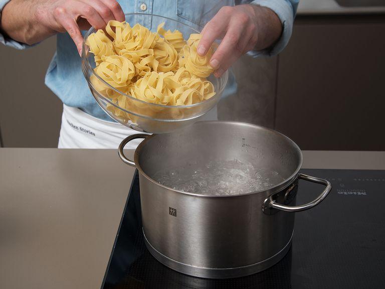 Pasta in einen großen Topf mit Salzwasser geben und nach Packungsanleitung al dente kochen.