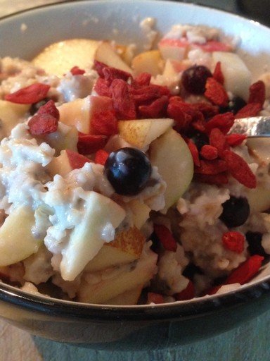 Porridge with fresh fruit and goji berries