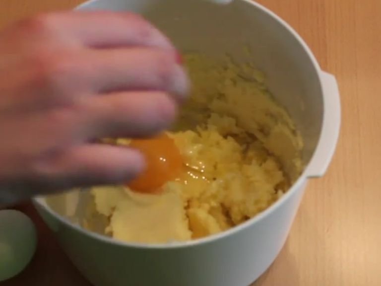 Den Backofen auf 170°C vorheizen. Die Butter und den Zucker zusammen schaumig rühren. Nach und nach die Eier unterrühren.