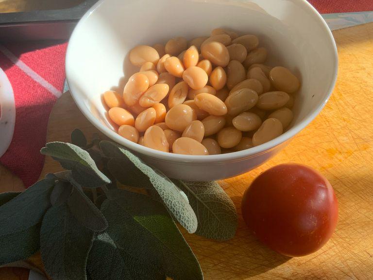 Jetzt kommt was, das Italiener und ich besonders lieben. Weiße Bohnen mit Salbei und Tomaten. (Fagioli all´uccelletto ) …. lecker.