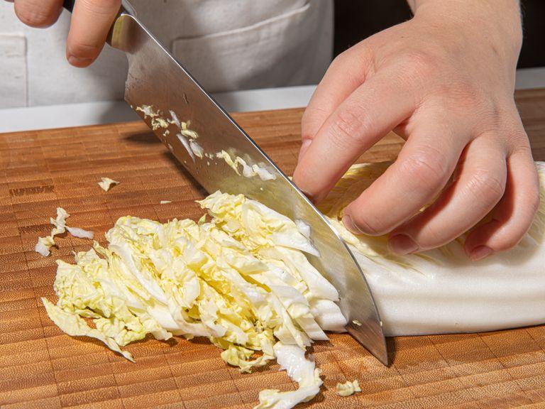 Zuerst bereitest du die Zutaten für die Soße vor: Schalotten, Knoblauch und Chili fein hacken. Die Hälfte der Limette abreiben und den Rest entsaften und beiseite stellen. Dann die Zutaten für den Salat vorbereiten. Den Chinakohl in dünne Streifen schneiden und die Frühkartoffeln halbieren. Paprika und Karotte in Stifte schneiden. Die Gurke diagonal in Scheiben schneiden. Die grünen Bohnen ggf. trimmen. Bohnensprossen waschen und abtropfen lassen. Tofu in ca. ½ cm dicke Rechtecke schneiden, dann schräg in Dreiecke schneiden.