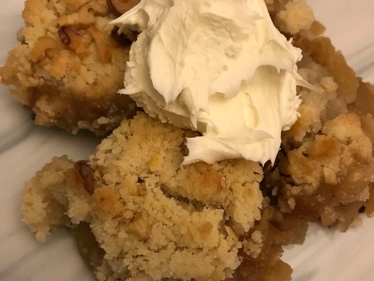After 25 minutes, take the dessert out of the oven, let it rest for 15 minutes and serve with vanilla ice cream or cream. Then eat with joy and happiness.