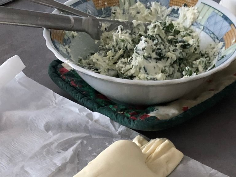 Chop the wild garlic and mix them with the cream cheese