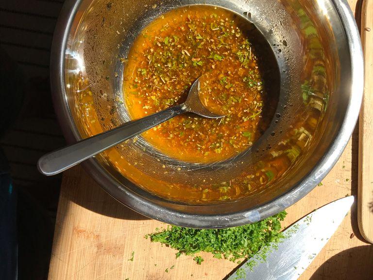 Das Soja in einem Sieb vorsichtig mit der Hand ausdrücken und abtropfen lassen. Die Kräuter und Gewürze mit in das Olivenöl geben und gut verrühren.