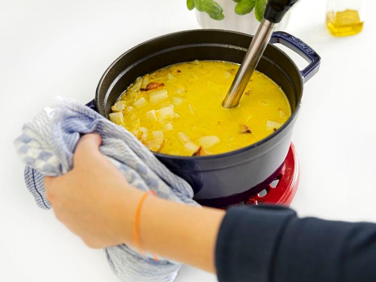 Das Lorbeerblatt entfernen. Die Suppe mit einem Stabmixer glatt pürieren, in Schalen füllen und mit der Orangenschale garnieren. Zum Schluss mit etwas Olivenöl und Chilipulver garnieren. Guten Appetit!
