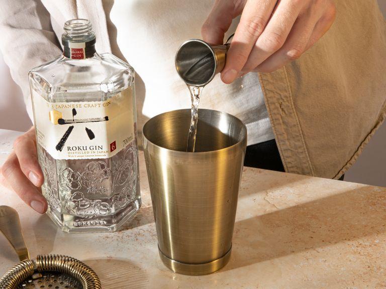 Etwa 20 ml vom Grüntee-Sirup, Zitronensaft und Roku Gin mit einem Jigger in den Cocktailshaker geben. Mit Eis auffüllen und für 10 Sekunden schütteln.