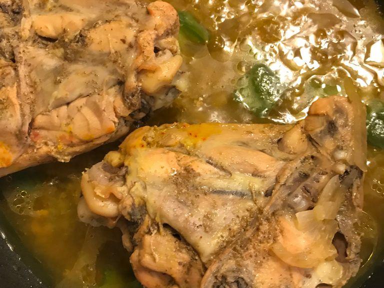 Roast the chicken with minced onion, salt, pepper and turmeric . Then we chop the bell pepper and add it to the chicken and cover and let it cook on a medium heat. Boil the rice and drain. We have to take it a little drier so that it does not loosen after brewing.