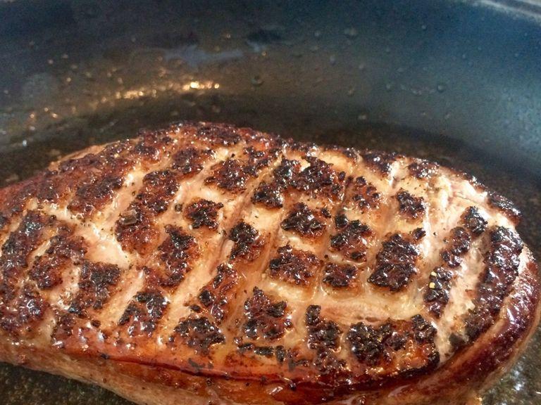 Fry skin side in oil until more or less crispy (depending on the size of the duck breast, approx. 2 min. on each side at medium heat).