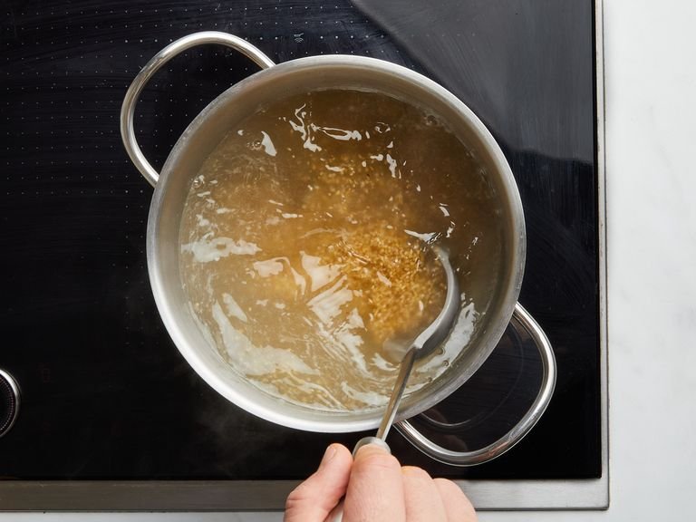Während der Kürbis im Ofen gart, in einem kleinen Topf Bulgur, Wasser und ein wenig Salz zum Kochen bringen. Dann die Hitze reduzieren, den Topf mit einem Deckel abdecken und ca. 10 Min. ziehen lassen.