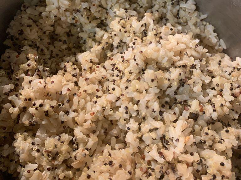 Den Reis vorbereiten und kochen (auf Wunsch kannst du Quinoa als Proteinquelle hinzufügen). Die schwarzen Bohnen bei niedriger Temperatur erhitzen.