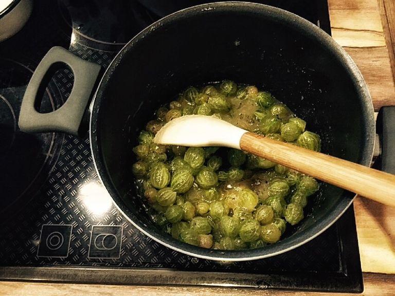 Stachelbeeren mit dem Gelierzucker und der Minze im Topf zum Kochen bringen, Sirup hinzugeben, ca. 3 Min. unter stetigem Rühren sprudelnd kochen.
