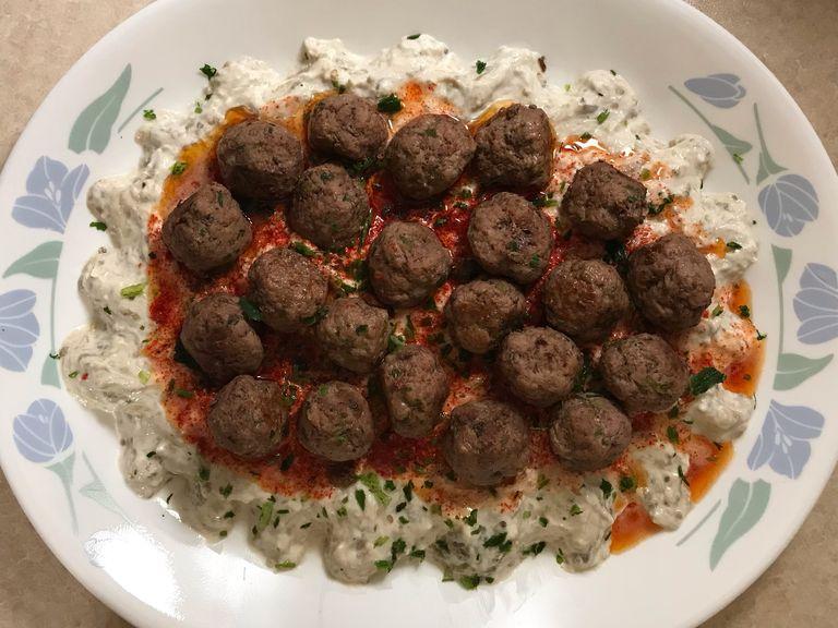 Then we arrange the meatballs and sprinkle the rest of chopped parsley. Enjoy it!