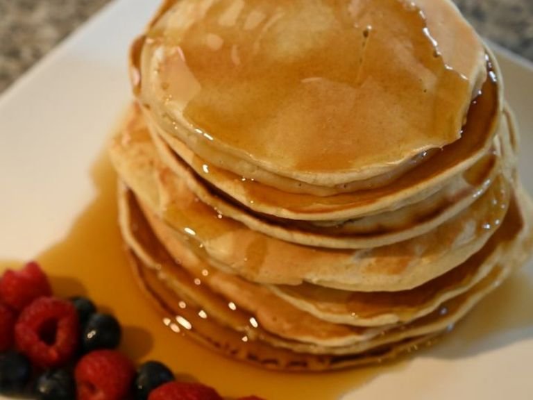 Serve the pancakes with maple syrup.