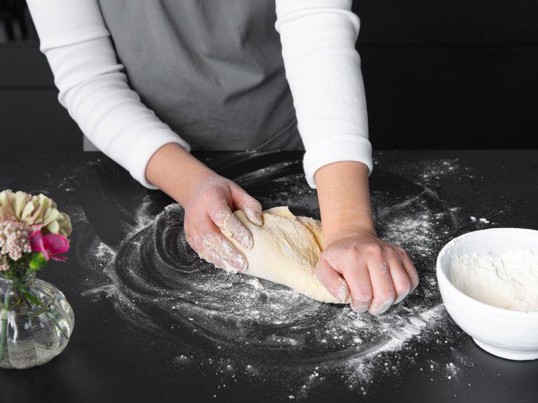 Für den Teig das Mehl durch ein  feines Sieb in eine große Schüssel sieben. Salz hinzufügen, dann mit einem Löffel in der Mitte des Mehls eine Mulde schaffen  und das Ei hineinschlagen. Das Ei mit einer Gabel ins Mehl verrühren. Dabei nach und nach Wasser hinzugeben, bis ein klebriger Teig entsteht. Nun mit den Händen das restliche Mehl vollständig in den Teig einarbeiten. Den Teig auf eine bemehlte Arbeitsfläche geben und für ca. 3 – 5 Min. glatt kneten. Anschließend zurück in die Schüssel geben, mit einem sauberen Küchentuch abdecken und ca. 30 Min. ruhen lassen.
