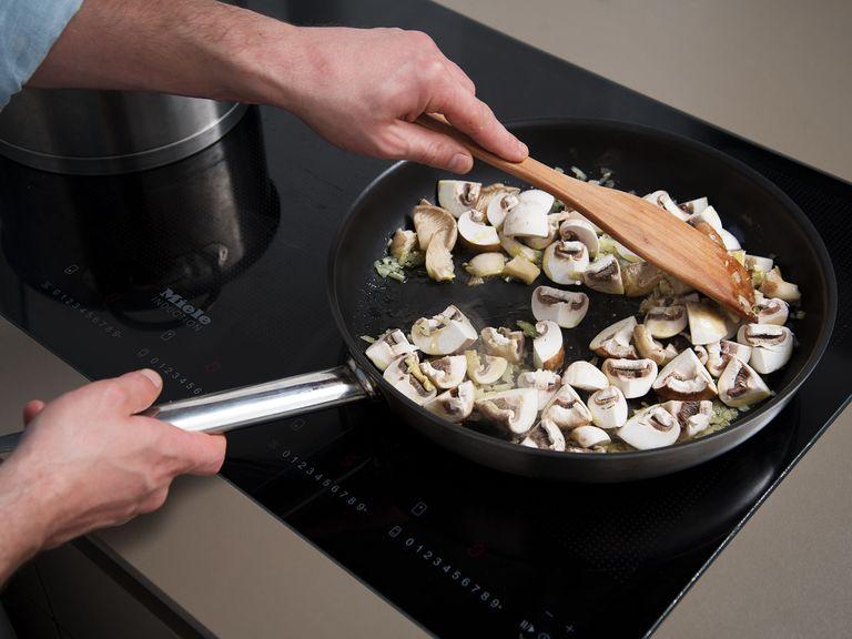 Heat olive oil in a frying pan over medium-high heat. Add onions and garlic, and sauté until translucent. Then, add mushrooms and sauté for approx. 5 min. Season to taste with salt. Add chopped chestnuts and cook for approx. 3 min.