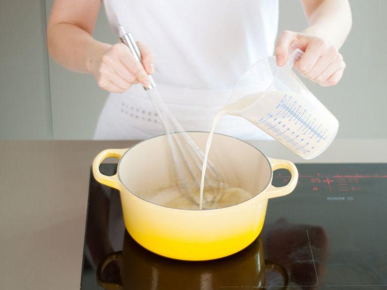 Für die Soße Margarine in einem Topf bei mittlerer Hitze zerlassen. Mehl einrühren, dann langsam die warme Sojamilch unter gleichmäßigem Rühren eingießen.