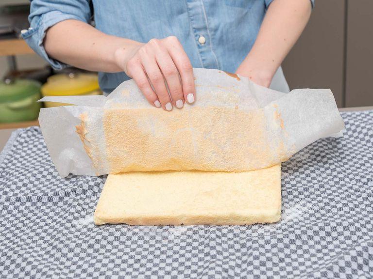 Ein sauberes Küchentuch auf die Arbeitsfläche legen und mit Zucker bestreuen. Den Biskuitboden aus der Backform auf das Küchentuch stürzen. Backpapier entfernen und den Kuchen auskühlen lassen.