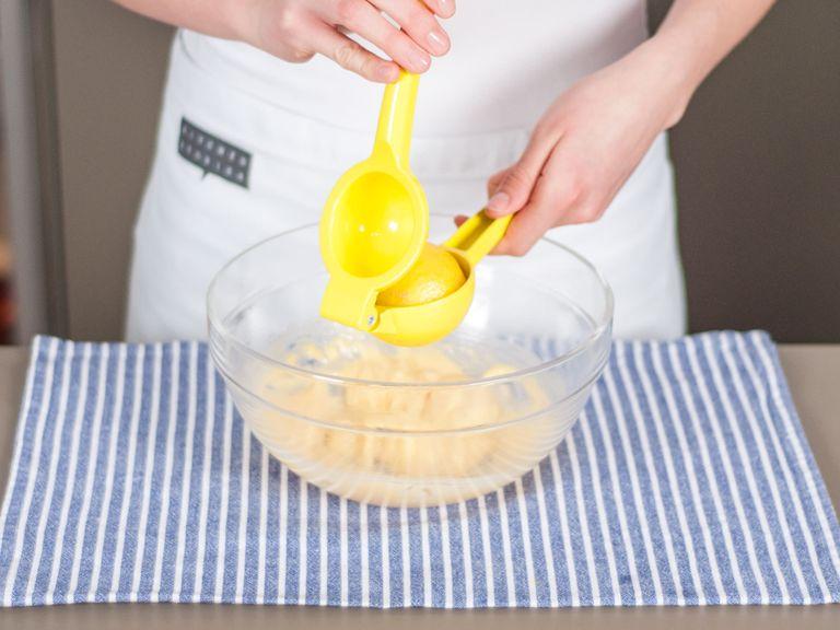 Nach Geschmack mit Salz und Pfeffer würzen. Zitronensaft hinzufügen und beiseitestellen.