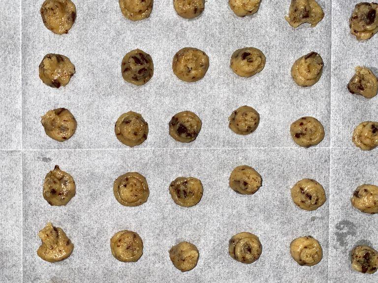 Make small cookies on a baking sheet with spoon or with pastry bag